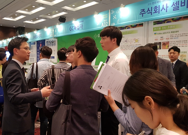 ▲ 허은철 GC녹십자 대표이사 사장(왼쪽)이 제약·바이오산업 채용박람회에서 직접 취준생들의 상담에 응하는 모습이 포착됐다. ⓒ뉴데일리