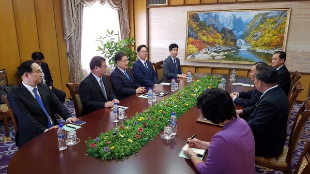 ▲ 정의용 청와대 국가안보실장을 수석으로 하는 대북특사단이 지난 5일 북한 지도부와 만난 모습. ⓒ청와대 제공