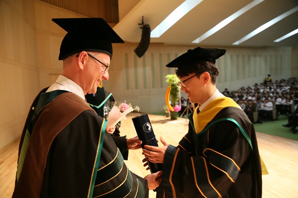 ▲ 다뉴브대 파울함머 총장이 졸업생에게 졸업증서를 전달하고 있다.ⓒ건양대