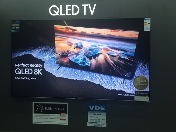 ▲ 독일 베를린 알렉사 쇼핑센터 내 가전매장 '미디어마크트(Media Markt)'에 전시된 삼성전자 QLED 8K TV.ⓒ뉴데일리DB