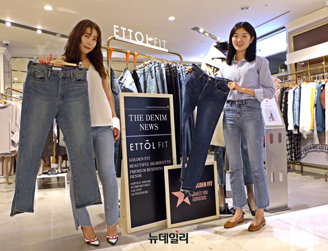 ▲ 소공동에 위치한 롯데백화점 본점 본관 2층 '파슨스' 매장에서 모델이 에토르 핏 상품을 선보이는 모습. ⓒ롯데백화점