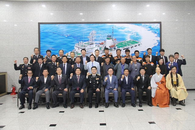 ▲ 제65주년 해양경찰의 날 기념식에 참석한 내빈들의 단체 기념촬영 장면.ⓒ포항해경