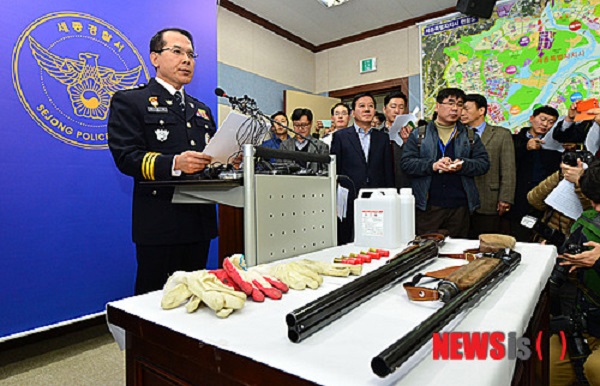 ▲ 2015년 2월 25일 세종시 조치원읍 세종경찰서에서 이자하 세종경찰서장이 편의점 총기난사 사건에 대한 브리핑을 하고 있다.ⓒ뉴시스