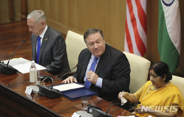 ▲ 인도 뉴델리에서 외교·국방장관 회의(2+2 회의)를 한 제임스 매티스 美국방장관(왼쪽)과 마이크 폼페이오 美국무장관ⓒ뉴시스. 무단 전재 및 재배포 금지.