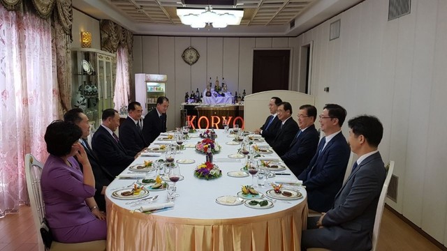 지난 5일 방북한 대북특사단이 고려호텔 38층에서 북한 관계자들과 오찬하는 모습. ⓒ청와대 제공