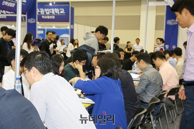 ▲ 입시설명회를 위해 마련한 각 대학 부스에는 상담을 위해 방문한 수험생들로 북적였다.ⓒ뉴데일리