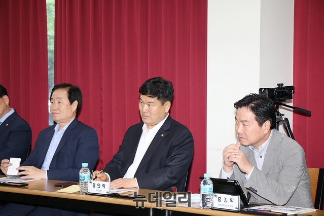 ▲ 8일 성서산업단지에서 열린 간담회에 참석한 곽대훈 한국당 의원, 홍의락 국회의원, 홍종학 중기부 장관이 한 기업 대표의 건의안을 경청하고 있다.ⓒ뉴데일리