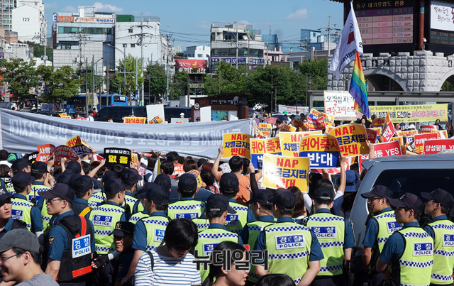 ▲ 8일 동인천역 북광장에서 퀴어축제 주최측과 기독교 단체 등 반대 집회 참가자들이 대립하고 있다.  ⓒ 뉴데일리 이기륭 기자