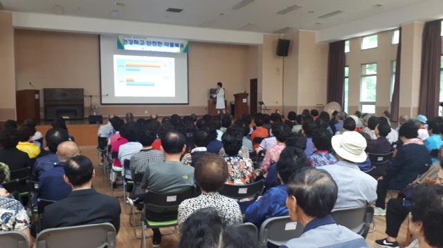▲ 경북약사회 이은경 약사가 '어르신 의약품 오남용 예방' 이라는 주제로 건강특강을 하고 있다.ⓒ포항시시설관리공단
