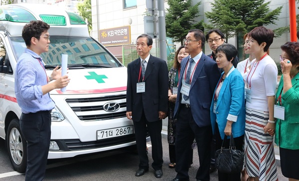 ▲ CJ제일제당 관계자가 부모 초청 행사 참석자들에게 위급상황 발생시를 대비해 건물 앞에 위치한 ‘CJ안전구조단’의 앰뷸런스에 대해 설명하고 있다. ⓒCJ제일제당