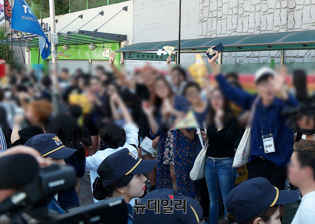 ▲ 인천퀴어(동성애)축제 참가자들이 8일 오후 동인천역 북광장에서 열린 퀴어축제 행사에 참석해 추가 참가자들이 합류하자 환호하고 있다. ⓒ뉴데일리 이기륭 기자.