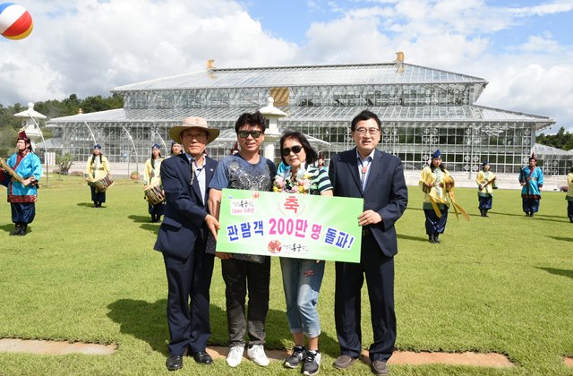 ▲ 주낙영 경주시장(제일 오른쪽)이 행운의 200만 번째 관람객 김형관씨 부부와 기념촬영을 하고 있다.ⓒ경주시