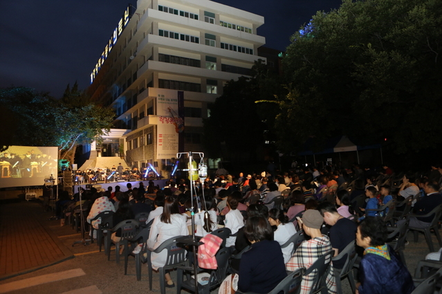 ▲ 동산병원 암치유센터(센터장 류승완)가 7일 오후 동산병원 야외공연장에서 ‘제 9회 사랑과 나눔 힐링콘서트’를 가졌다.ⓒ동산병원