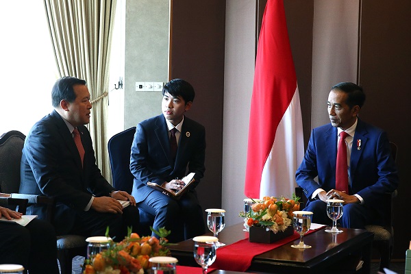 ▲ 황각규 롯데지주 부회장(왼쪽)이 10일 서울 소공동 롯데호텔에서 방한 중인 조코 위도도 인도네시아 대통령과 면담하고 있다. ⓒ롯데