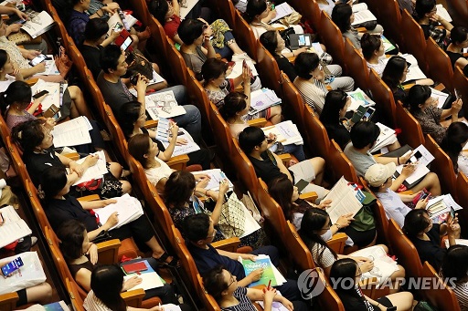 ▲ 지난달 10일 서울 강남구 강남구민회관에서 열린 유웨이중앙교육 주최 '2019 수시 입시 전략설명회'에서 수험생, 학부모 등이 수시 지원에 대한 강연을 듣고 있다. ⓒ연합뉴스