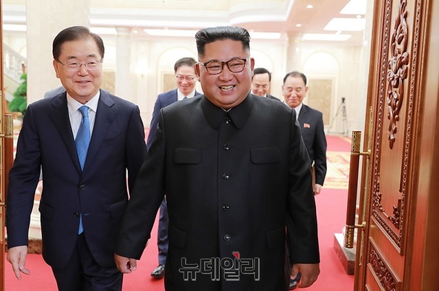 ▲ 정의용 국가안보실장이 지난 5일 북한을 방문해 김정은을 만난 모습. ⓒ청와대