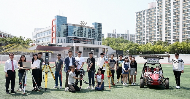 ▲ 대구과학대 측지정보과 교수와 학생들이 대운동장에서 단체 기념촬영을 하고 있다.ⓒ대구과학대