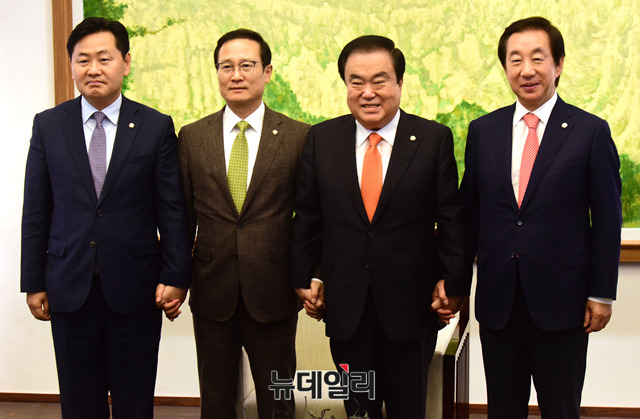 ▲ 여야 교섭단체 3당 원내대표가 10일 오전 국회 의장실접견실 방문해 문희상 국회의장과 회동을 갖고 있다. (왼쪽부터 김관영 바른미래당, 홍영표 더불어민주당, 문희상 국회의장, 김성태 자유한국당 원내대표) ⓒ뉴데일리 이종현 기자