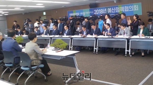 ▲ 10일 더불어민주당 이해찬 대표와 최고위원 등이 참석한 가운데 세종시 민선3기 첫 예산정책협의회가 시청 대회의실에서 있었다.ⓒ김동식 기자