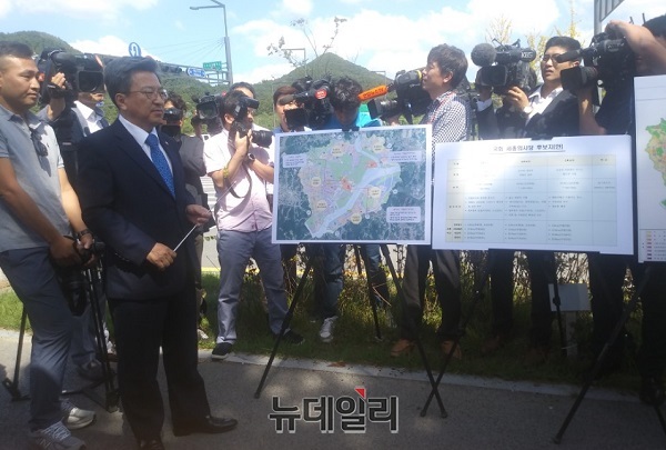 ▲ 이원재 행정중심복합도시건설청장이 10일 국회 세종의사당 예정부지 현장에서겨 대상 후보지로 거론되는 A, B, C 후보지에 대한 설명을 하고 있다.ⓒ김동식 기자