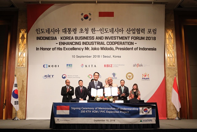 ▲ 성상록 현대엔지니어링 사장(좌)과 보에디아르토 보엔타란(Boediarto Boentaran) 인도네시아 설핀도 아디우사하 대표가 양해각서를 체결한 뒤 기념촬영하고 있다. ⓒ현대엔지니어링