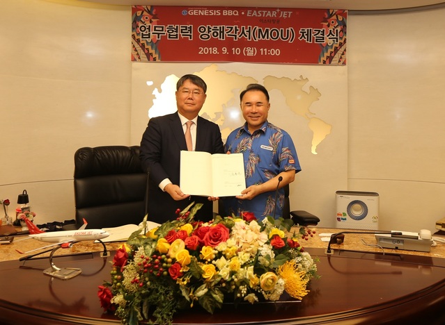 ▲ 10일 오전 제너시스 BBQ 본사 국제회의실에서 윤홍근 제너시스 BBQ 회장(우측)과 최종구 이스타항공 사장(좌측)이 참석한 가운데 업무협약(MOU)을 체결했다ⓒ이스타항공