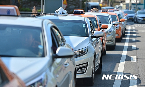 ▲ 서울 시내에 택시들이 줄지어 서 있다. ⓒ뉴시스