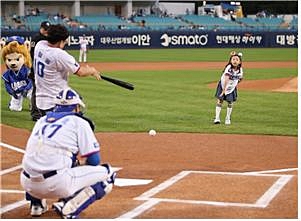▲ 7일 열린 삼성라이온즈와 두산베어스의 경기에 앞서 고용대표친화기업인 대주기계 김철용 팀장과 딸 지현양이 시구시타를 하는 모습.ⓒ대구시