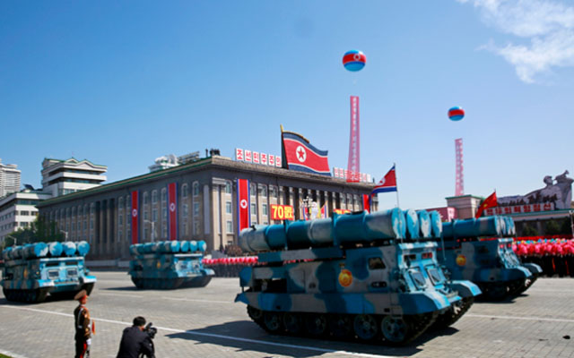 ▲ 지난 9일 北정권 수립 70주년 기념일 열병식에 등장한 미사일. 도색과 크기 등으로 볼 때 지대함 미사일로 추정된다. ⓒ연합-EPA. 무단전재 및 재배포 금지.