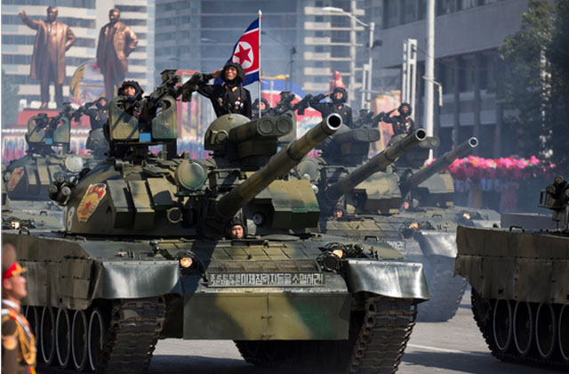 ▲ '선군-915' 전차. 구형 T-72처럼 보이지만 개량한 흔적이 곳곳에 보인다. ⓒ연합 AP. 무단전재 및 재배포 금지.