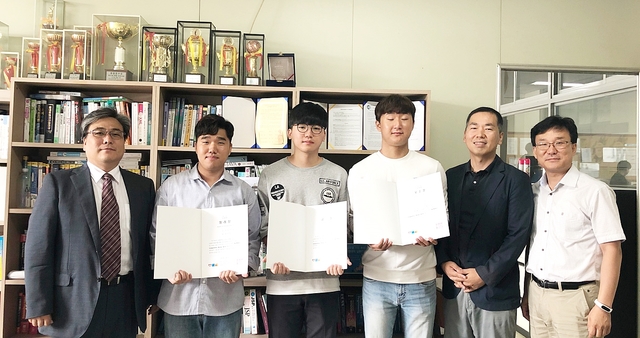 ▲ 영진전문대 네트워크/보안 주문반 학생들이 제14회 시스코 네트워킹 아카데미 스킬 경진대회에서 우수한 성적을 거뒀다.사진은 입상 학생들과 지도교수가 기념촬영을 하는 모습.ⓒ영진전문대