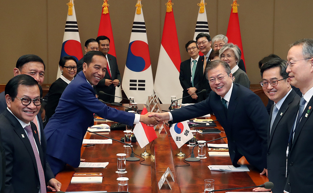 ▲ 문재인 대통령과 조코위도도 인도네시아 대통령이 10일 확대정상회담을 하는 모습. ⓒ청와대 제공