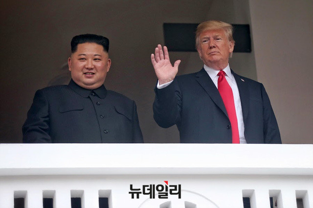 ▲ 김정은이 트럼프 美대통령에게 보낸 친서 내용은 2차 정상회담 요청이었다고 한다. 사진은 지난 6월 싱가포르에서 열린 美北정상회담 당시. ⓒ뉴데일리 DB.