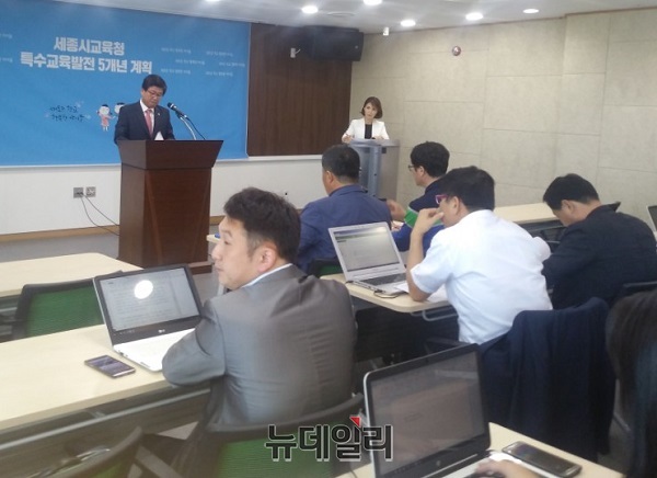 ▲ 최교진 세종시교육감은 11일 오전 시교육청 대회의실에서 브리핑을 갖고 있다.ⓒ김동식 기자