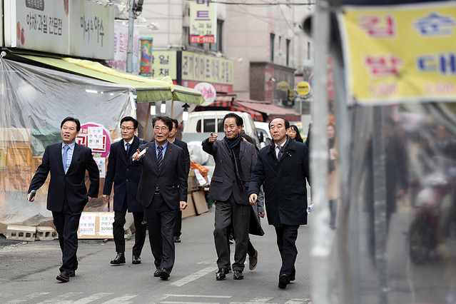 ▲ 장하성 청와대 정책실장. 사진은 지난 1월 최저임금 관련 소상공인 현장행보를 할 당시 모습이다. ⓒ청와대 제공