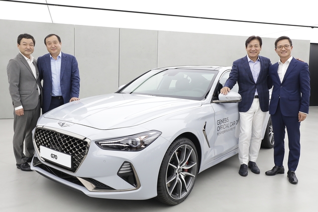 ▲ 홍석범 국내마케팅실장, 전양준 부산국제영화제 집행위원장, 배우 안성기, 이광국 국내영업본부장이 제네시스 G70 차량과 기념 촬영을 하는 모습.ⓒ제네시스
