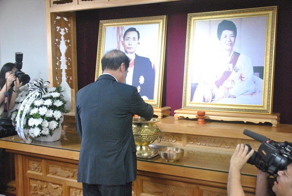 ▲ 자유한국당 김병준 비상대책위원장이 11일 경북 구미의 박정희 대통령 생가를 찾아 헌화했다. ⓒ뉴데일리 이종현 기자