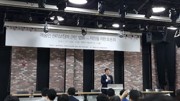 ▲ 11일 서울 대학로에서 열린 '예술인 권리 보장법’제정 토론회에서 도종환 문화체육관광부 장관이 예술인 권리 보장을 약속했다.ⓒ뉴데일리경제