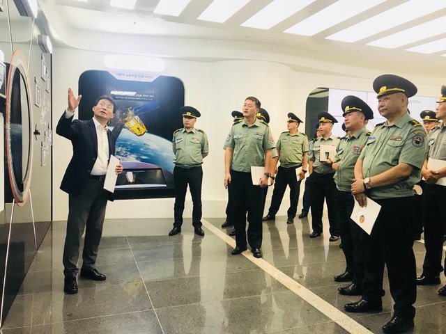 ▲ 11일 몽골 국방대학교 연구·사회부총장 룬데브 바트쳉겔 대령 외 24명이 한화시스템 용인연구소를 방문해 한화그룹 방산계열사의 사업과 제품에 대한 설명을 듣고 있다. 이번 방문은 한반도 안보환경을 이해하고 한국의 우수한 방산 기술을 체험하기 위해 이뤄졌다.
ⓒ한화