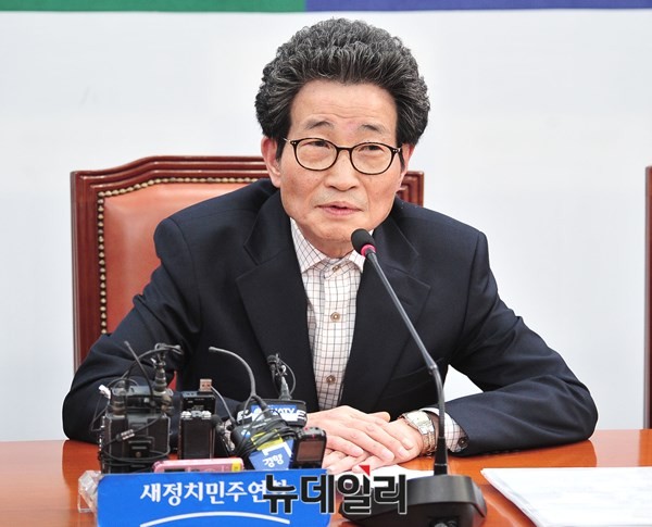 ▲ 이목희 일자리위원회 부위원장이 2015년 12월 22일 오전 서울 여의도 국회에서 열린 당 원내대책회의에서 모두발언을 하고 있다. ⓒ뉴데일리 이종현 기자