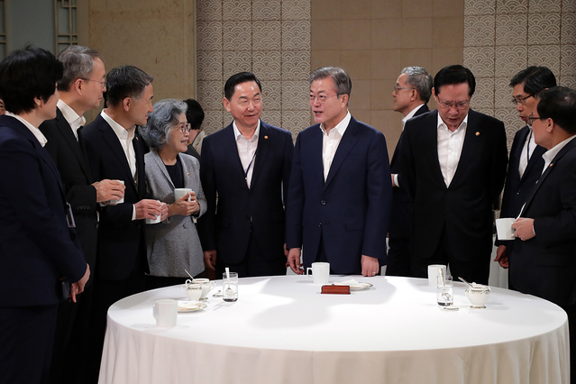 ▲ 문재인 대통령이 11일 국무회의에 앞서 대화를 나누는 모습. ⓒ청와대 제공