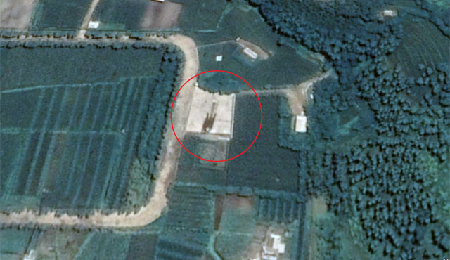 ▲ 구글 어스에 공개된 신포 조선소 인근 SLBM 시험 발사대. ⓒ구글 어스-VOA 관련보도 화면캡쳐.
