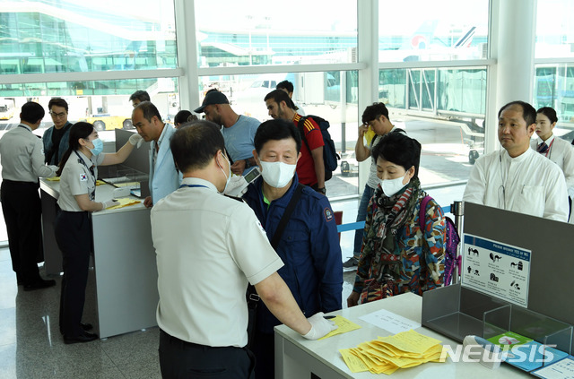 ▲ 10일 오후 두바이발 항공기에서 내린 승객들이 체온 검사를 받고 있다ⓒ뉴시스. 무단 전재 및 재배포 금지.