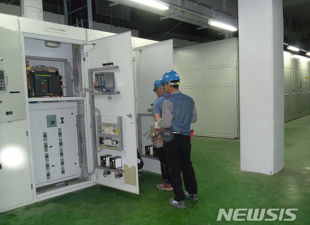 ▲ 지난 6월 개성공단에 남북공동연락사무소 개소를 위해 방북한 관계자들이 장비를 점검하는 모습. ⓒ뉴시스. 무단전재 및 재배포 금지.