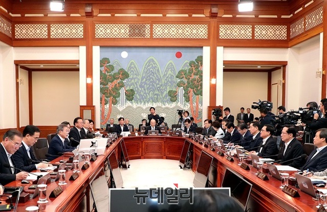 ▲ 문재인 대통령이 11일 청와대에서 국무회의를 주재하는 모습. ⓒ청와대