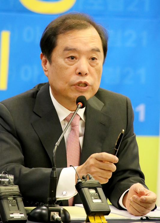 ▲ 김병준 한국당 비대위원장이 11일 오후 대구경북중견언론인모임 아시아포럼21에서 주최한 릴레이정책토론회에 참석해 의견을 피력하고 있다.ⓒ아시아포럼21