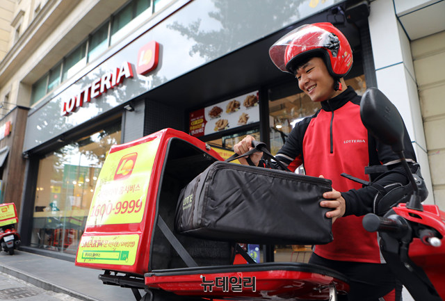 ▲ 롯데백화점에서 진행하는 오토바이 신속 서비스. ⓒ롯데백화점