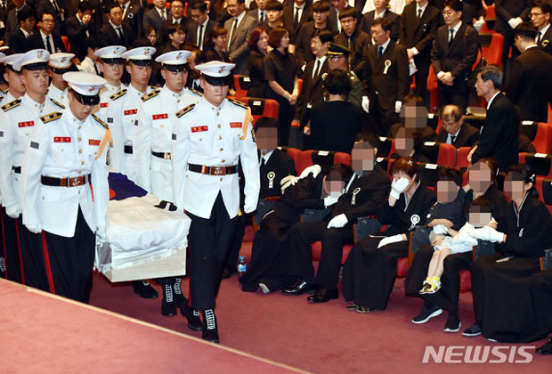 ▲ 지난 7월 23일 엄수된 '마린온' 순직 장병 합동영결식. 이번 정부는 이상하리만치 군인 등 제복 공무원들의 희생에 무심한 태도를 보인다. ⓒ뉴시스. 무단전재 및 재배포 금지.