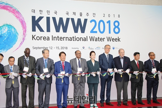 ▲ 대구시가 15일까지 4일간 대구엑스코에서 국제물주간을 개최한다.사진은 개회식 후 내외빈 인사들이 단체 커팅식을 갖는 모습.ⓒ뉴데일리