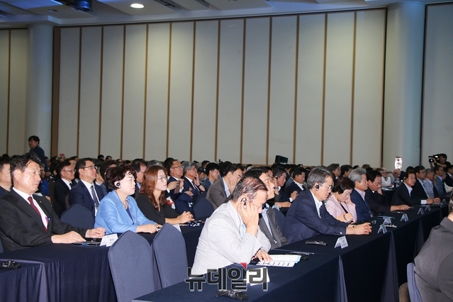 ▲ 국제물주간 개회식에 대구시의회 의원들이 참여해 인사말을 듣고 있다.ⓒ뉴데일리